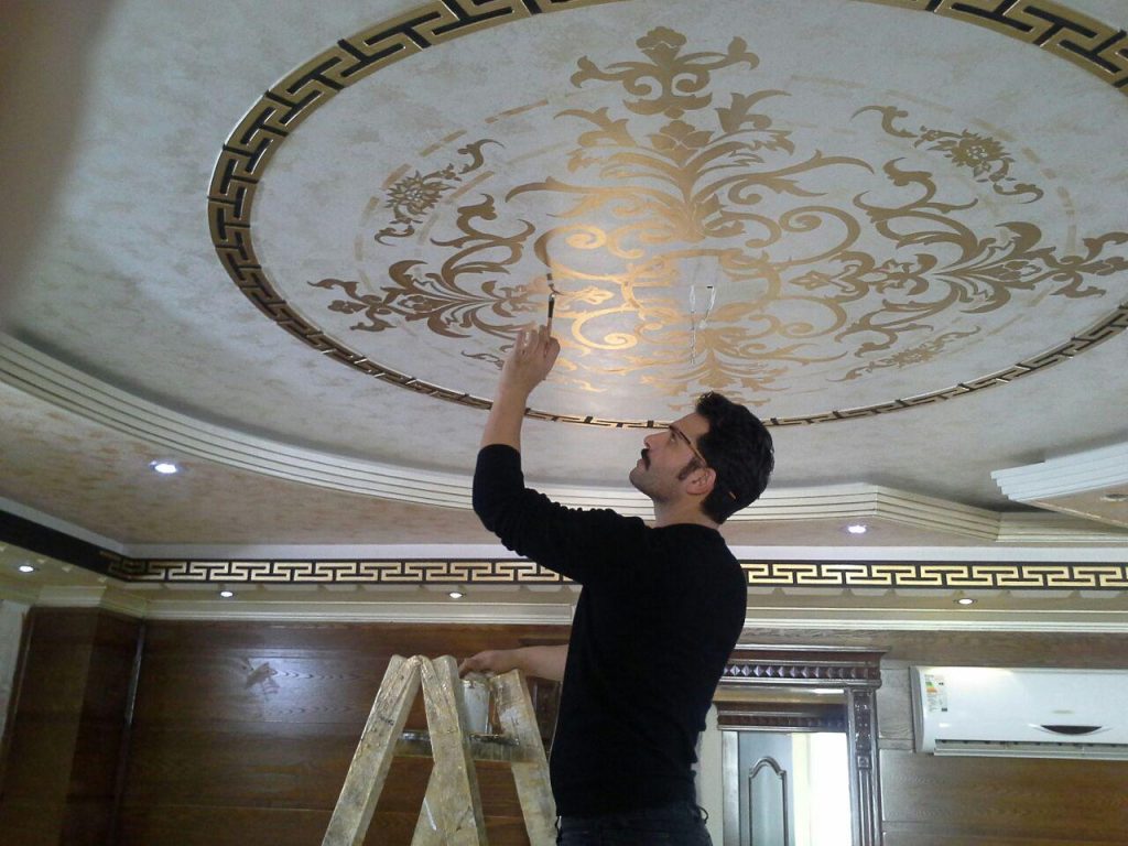 اجرای هنرهای موتیف ( طرح های اسلیمی ) و ورق طلا روی سقف و دیوار
