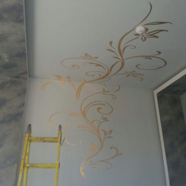 اجرای هنرهای موتیف ( طرح های اسلیمی ) و ورق طلا روی سقف و دیوار