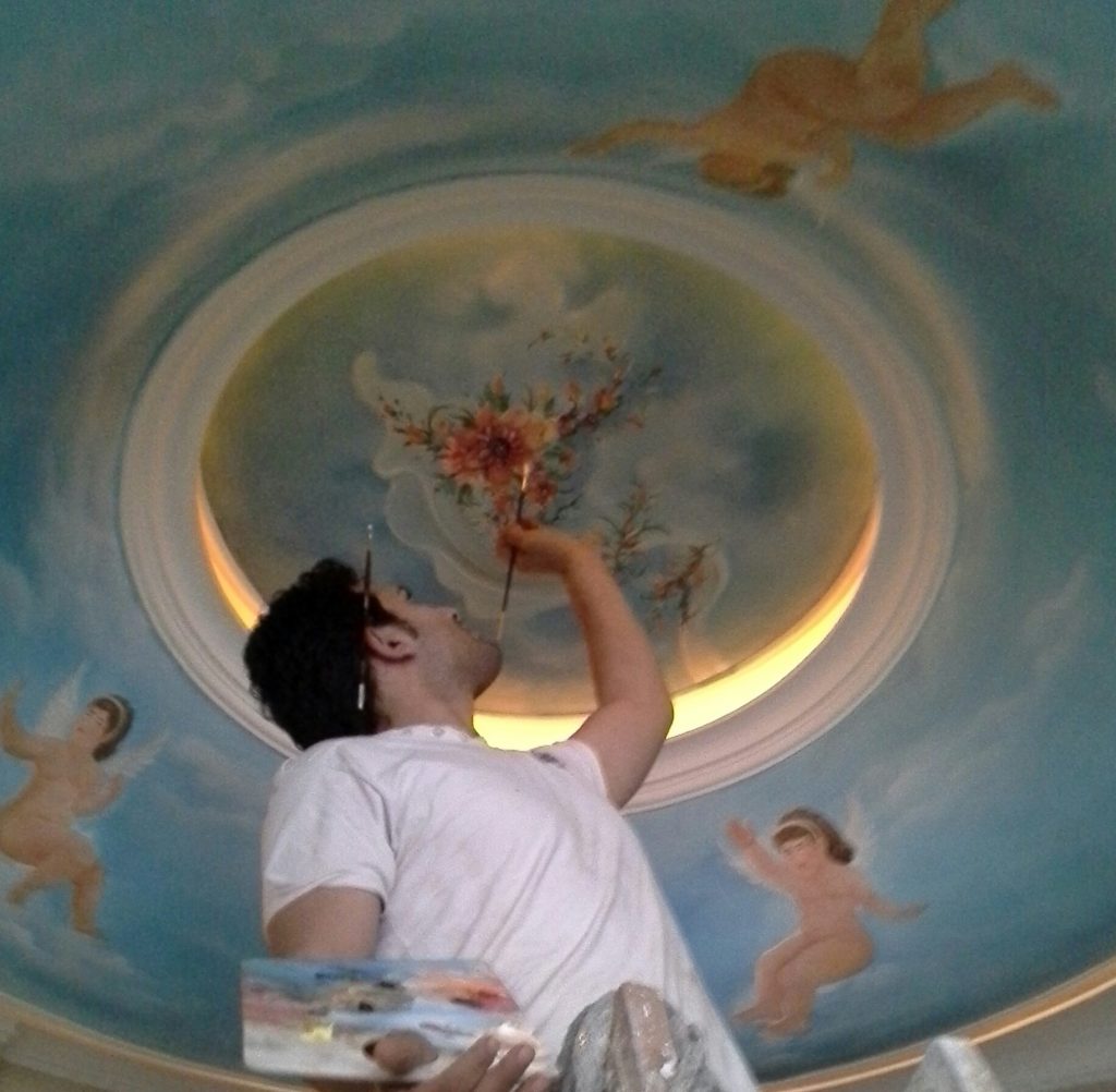 طراحی و نقاشی فرشته روی سقف و دیوار