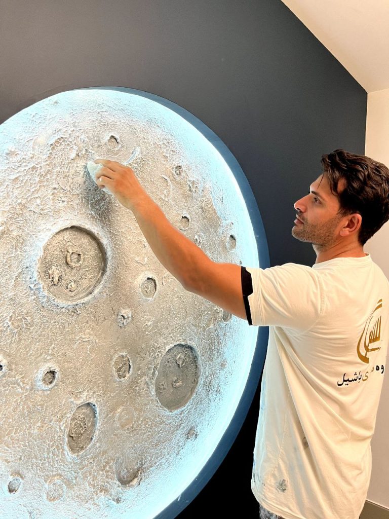 طرح ماه روی دیواری - نقش برجسته ماه
